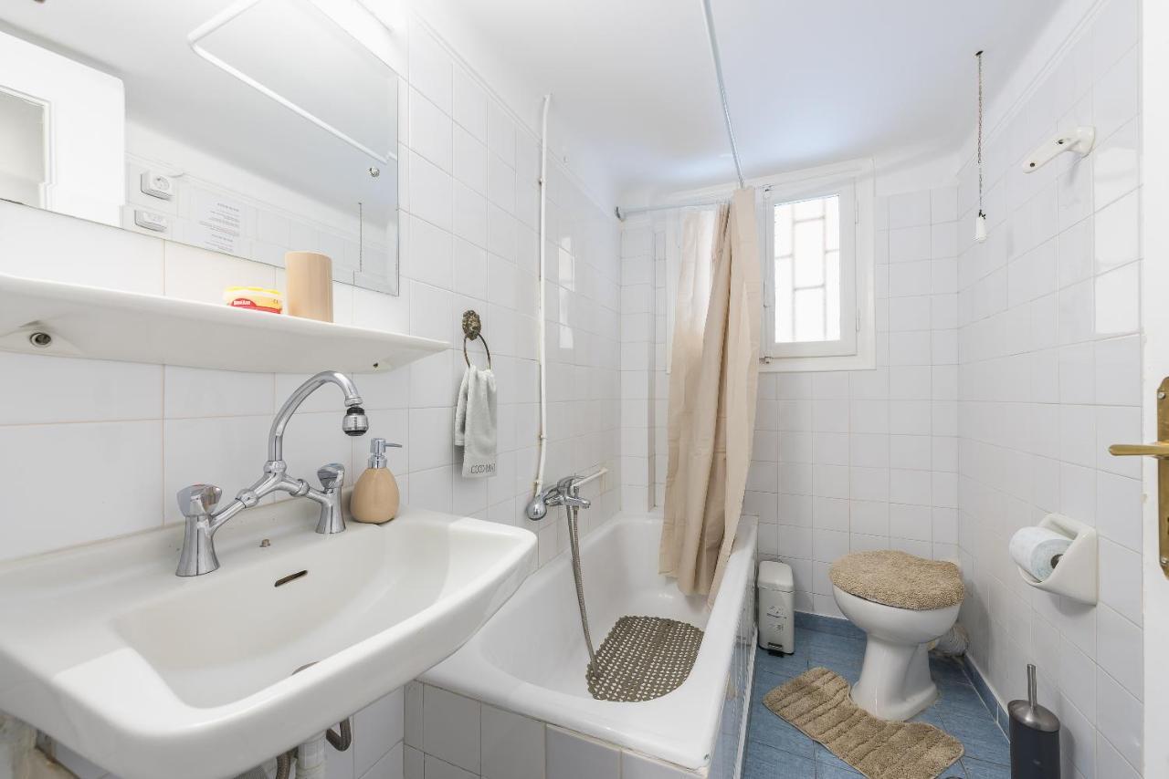 Private Rooms Athens - Shared Bathroom Bagian luar foto